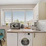 Stunning Heathrow Studios - Parking - Garden