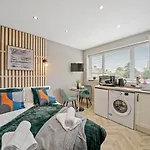 Stunning Heathrow Studios - Parking - Garden