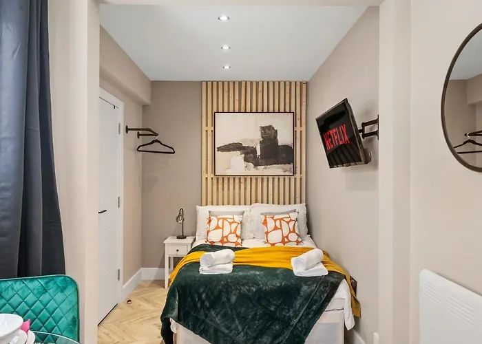 Stunning Heathrow Studios - Parking - Garden