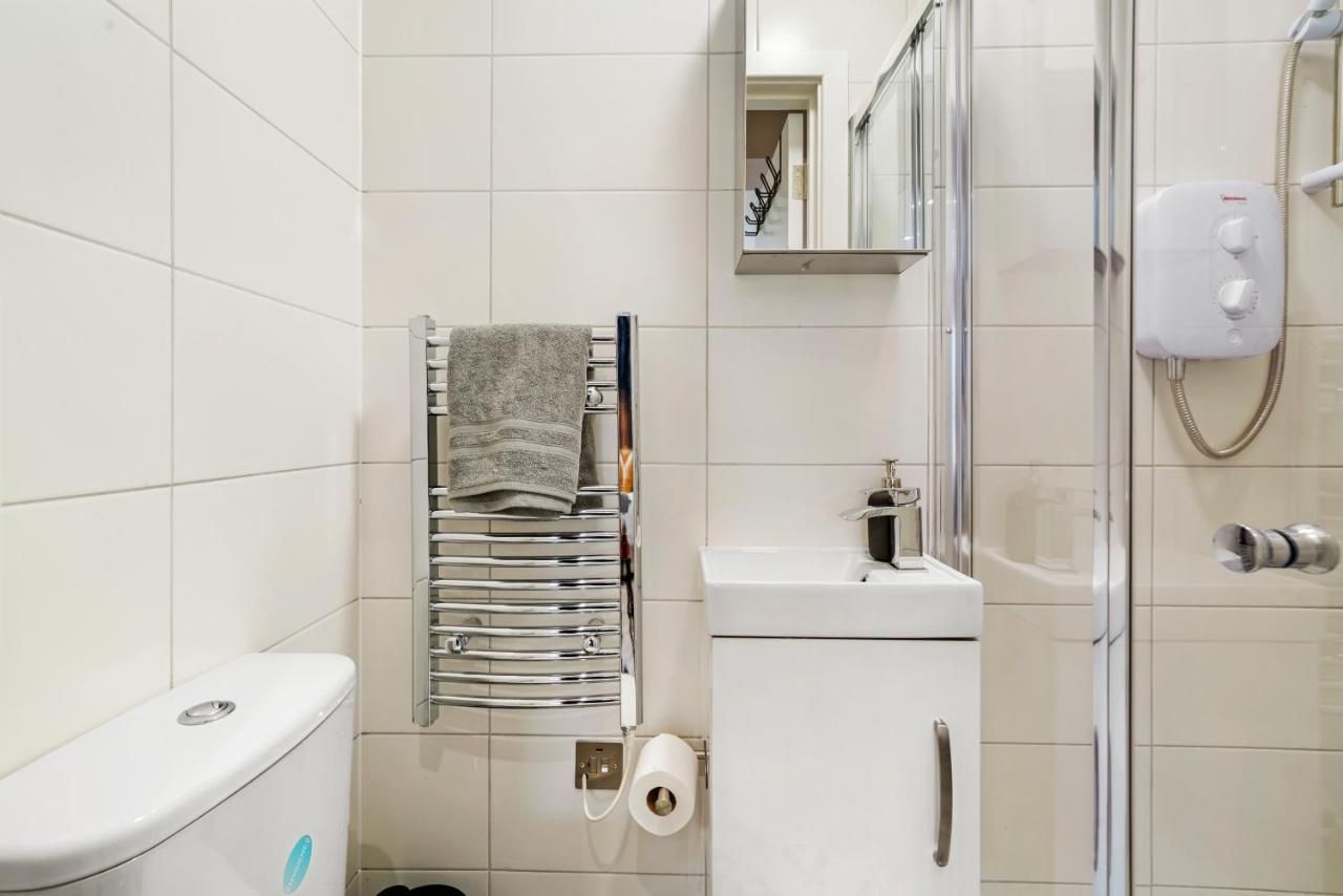 Stunning Heathrow - Parking - Garden Apartment *