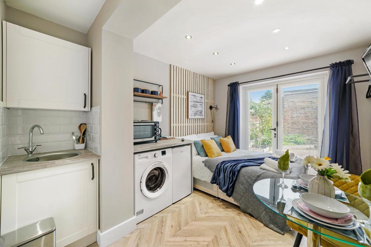 Stunning Heathrow - Parking - Garden Apartment *