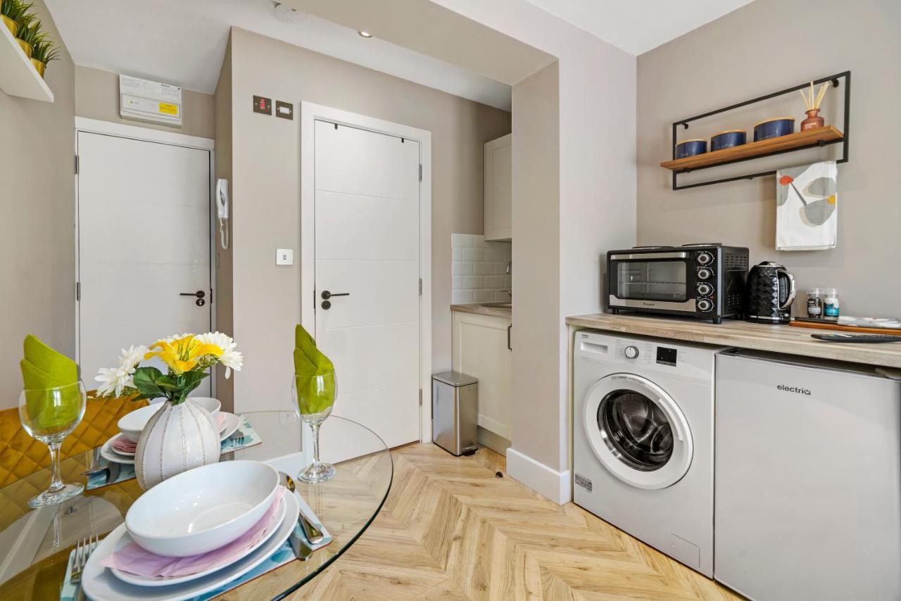 Stunning Heathrow - Parking - Garden Apartment London