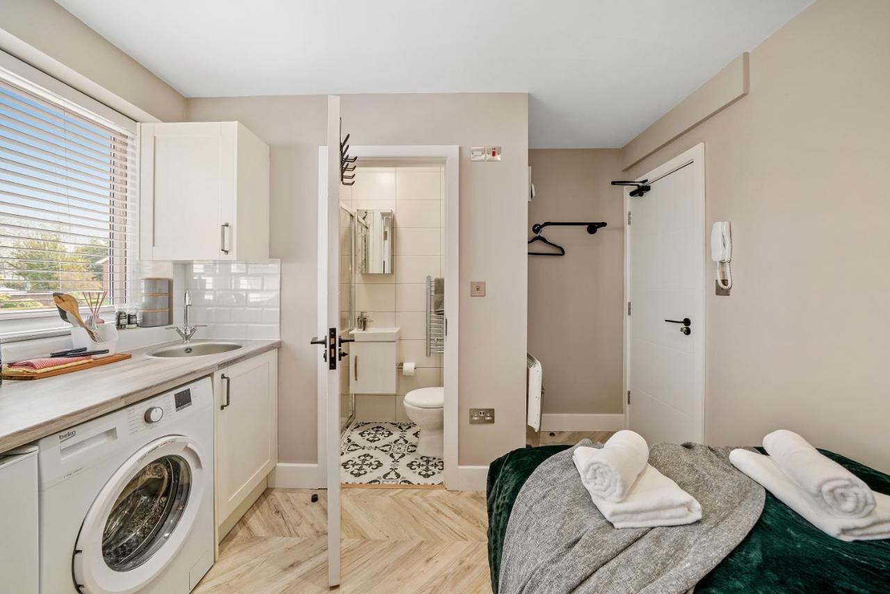 Stunning Heathrow - Parking - Garden Apartment *