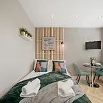 Stunning Heathrow Studios - Parking - Garden