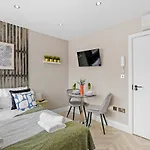 Stunning Heathrow Studios - Parking - Garden